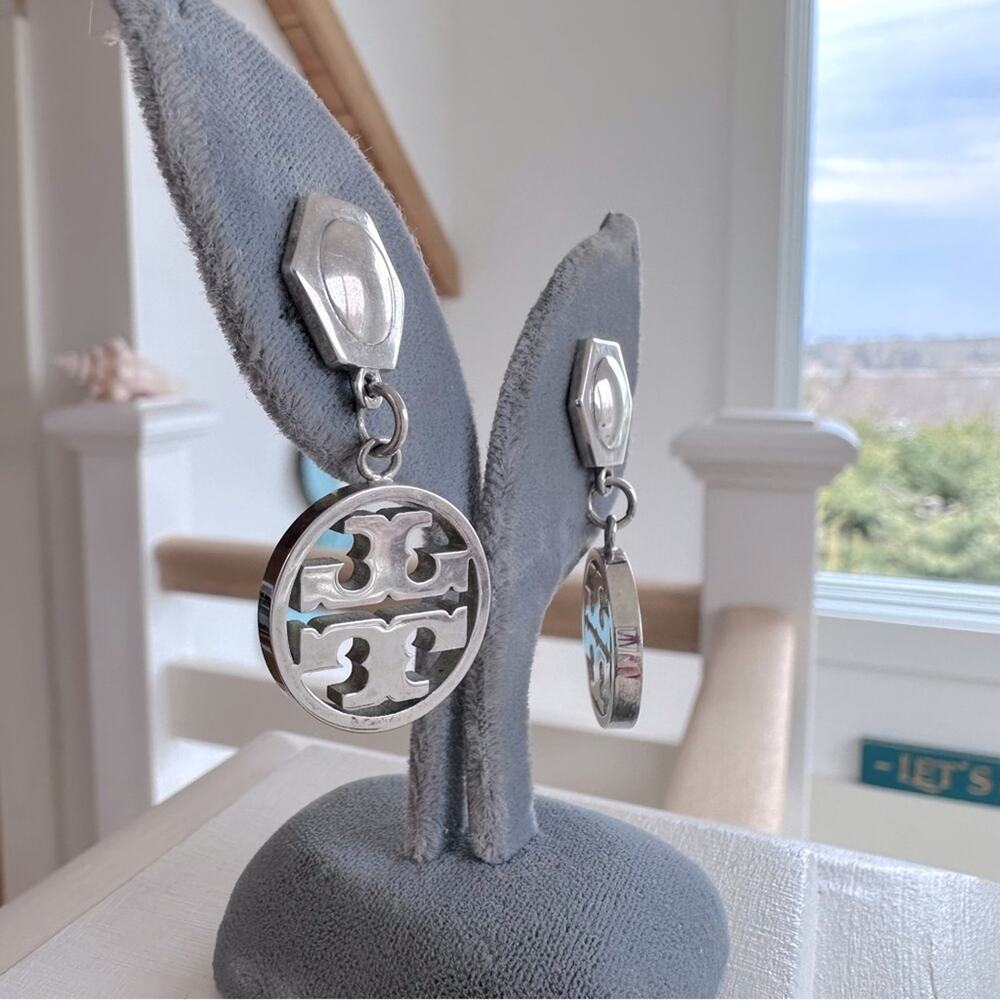 TORY BURCH - Silver hexagon Logo dangle earrings - Picture 5 of 5